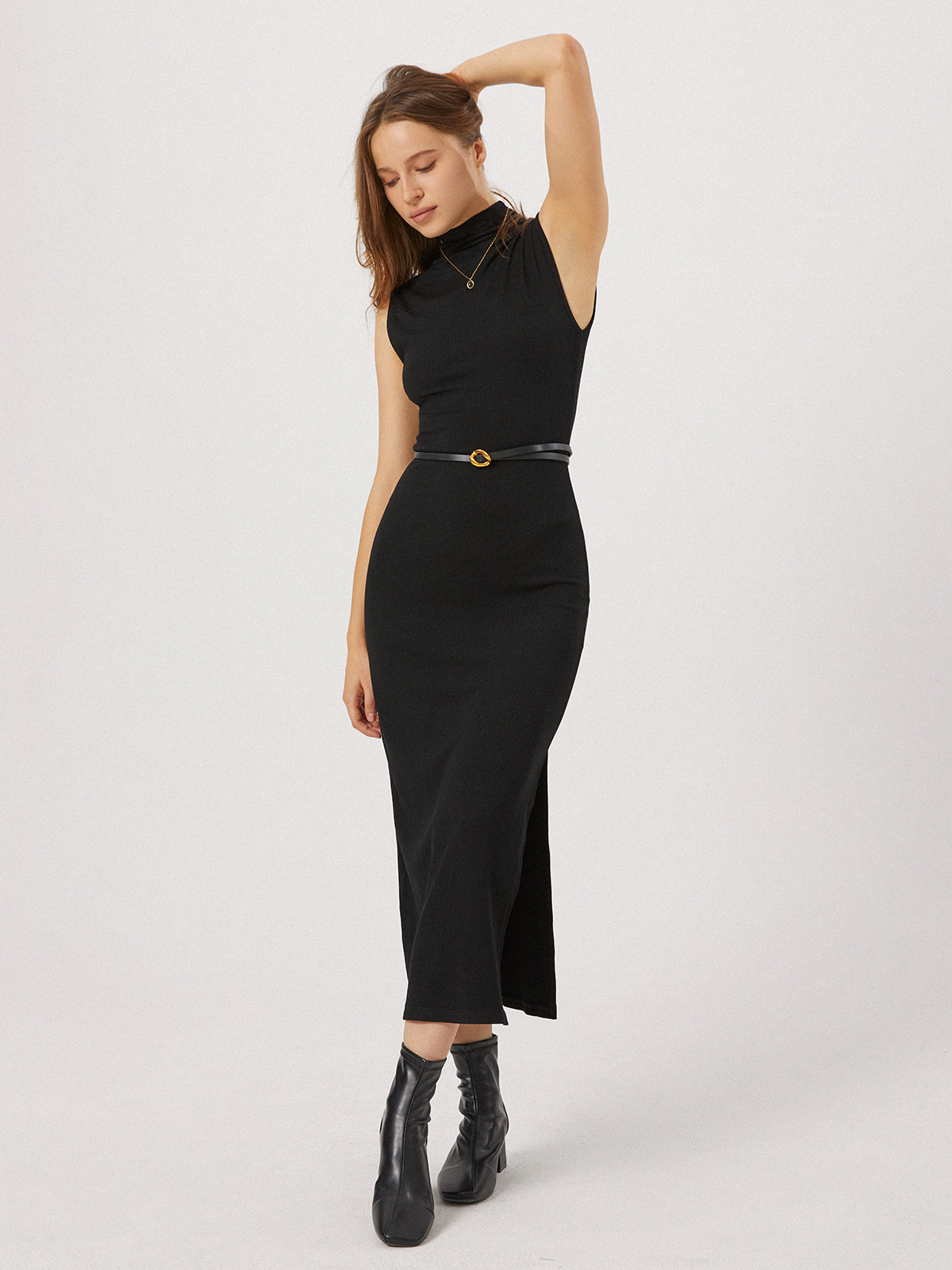 Langes Kleid mit Schlitz und Stehkragen für die Eröffnungsnacht