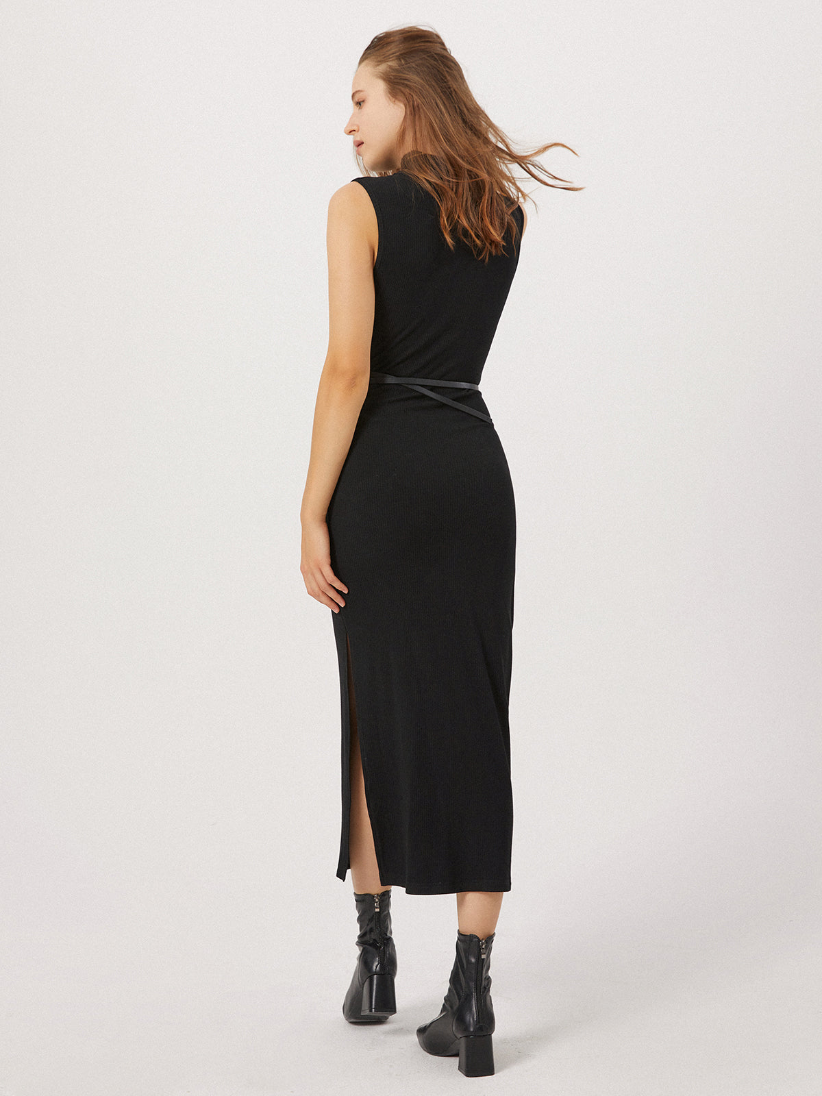 Langes Kleid mit Schlitz und Stehkragen für die Eröffnungsnacht