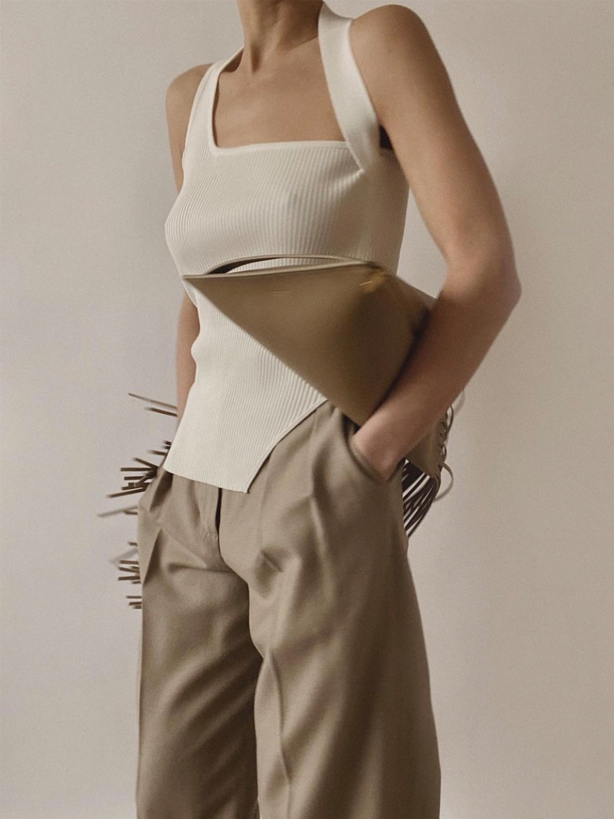 Asymmetrische Neckholder-Rippweste