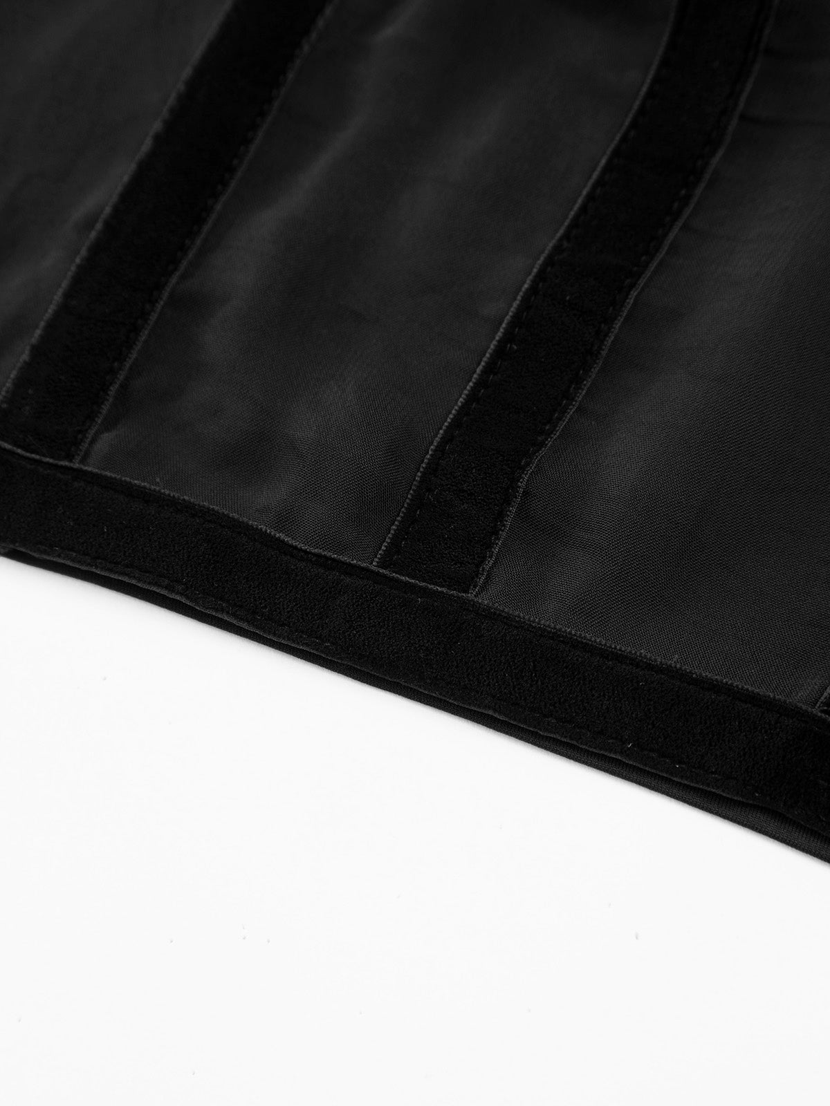 Halbtransparentes, gebundenes Camisole-Crop-Top aus Netzstoff