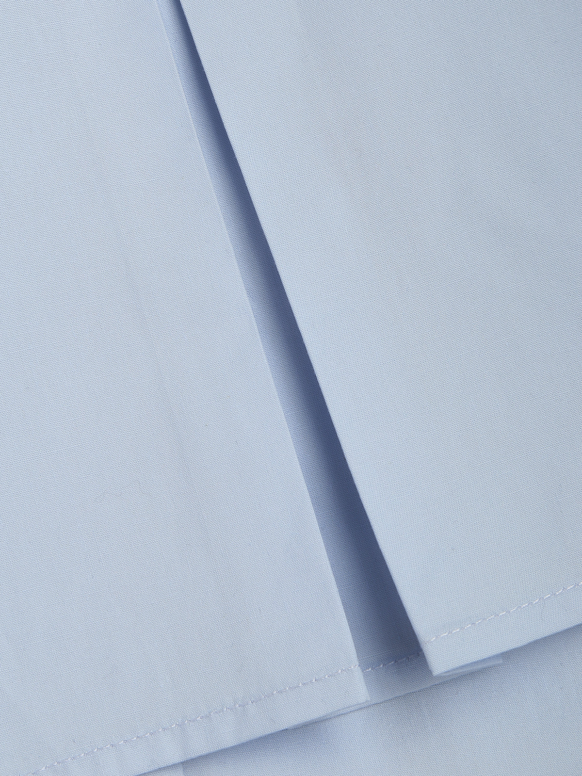 Babyblaues, zweilagiges Crop-Shirt mit offenem Kragen