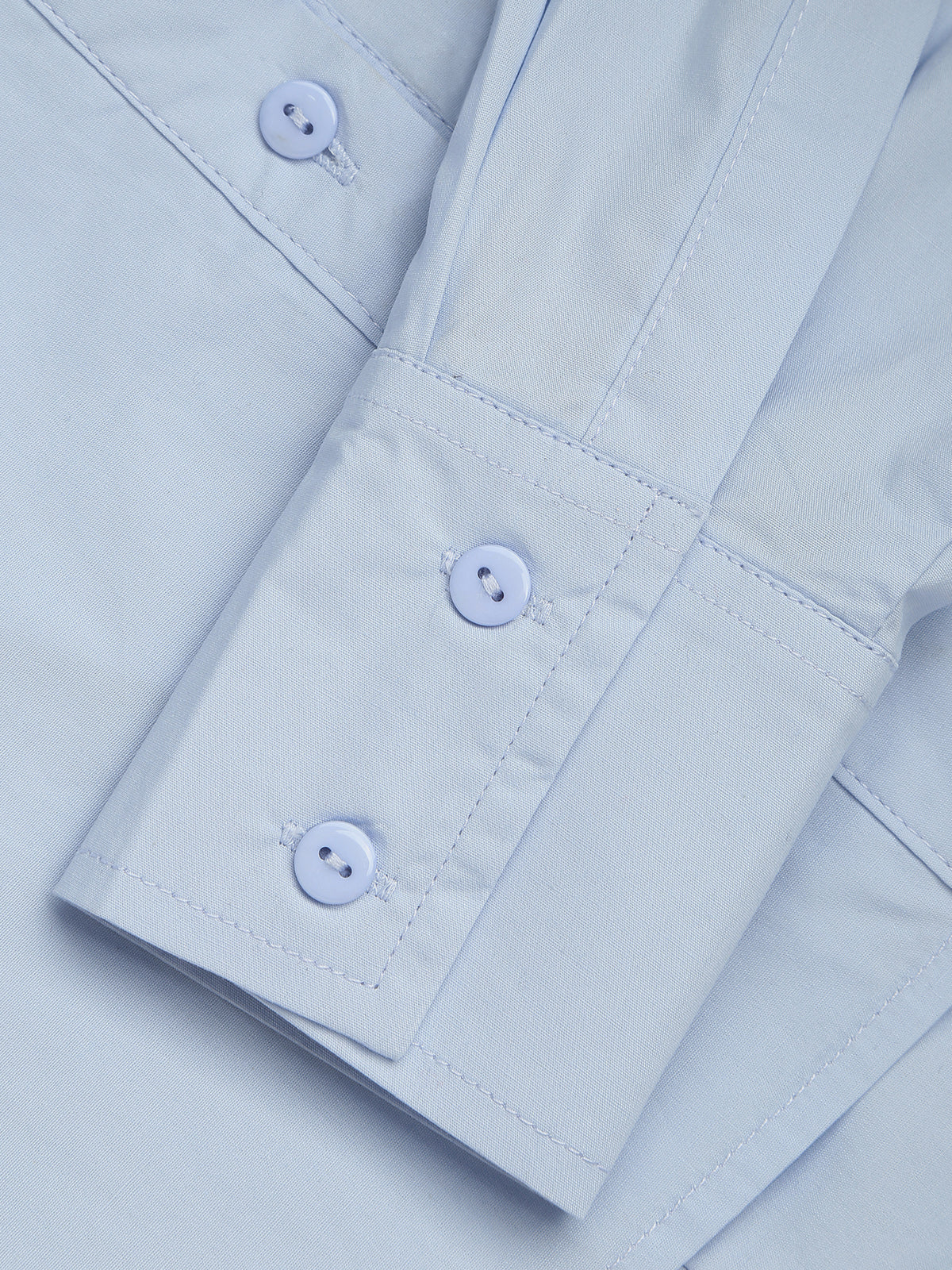 Babyblaues, zweilagiges Crop-Shirt mit offenem Kragen