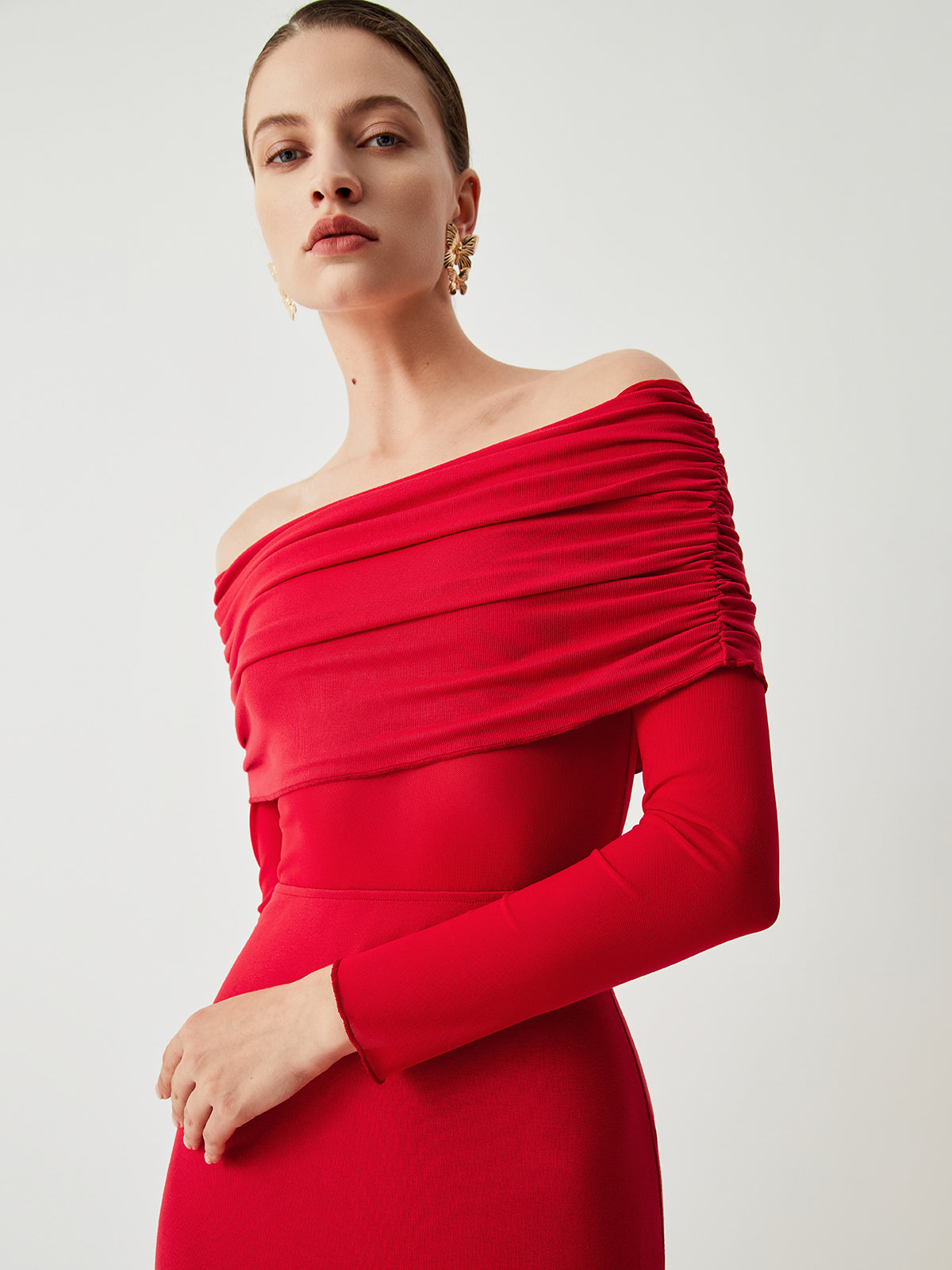 Halbtransparentes, schulterfreies, langärmliges Netzkleid