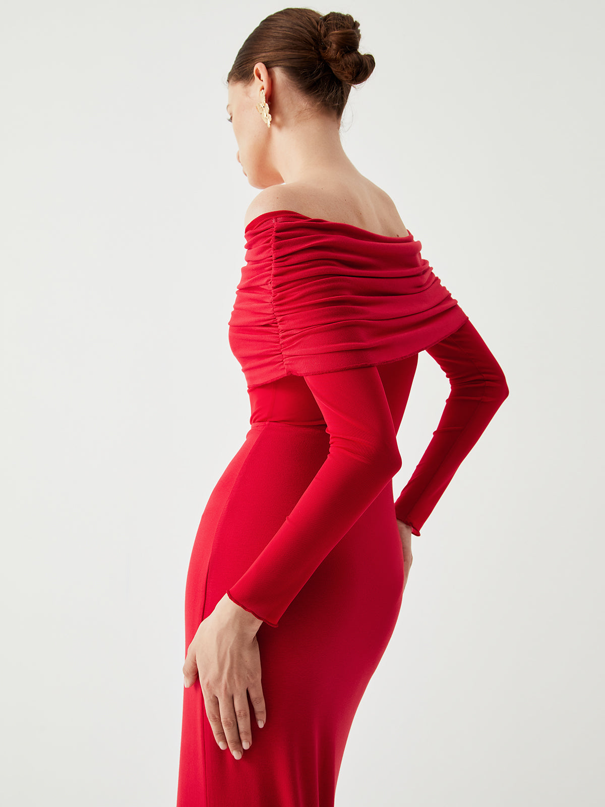 Halbtransparentes, schulterfreies, langärmliges Netzkleid