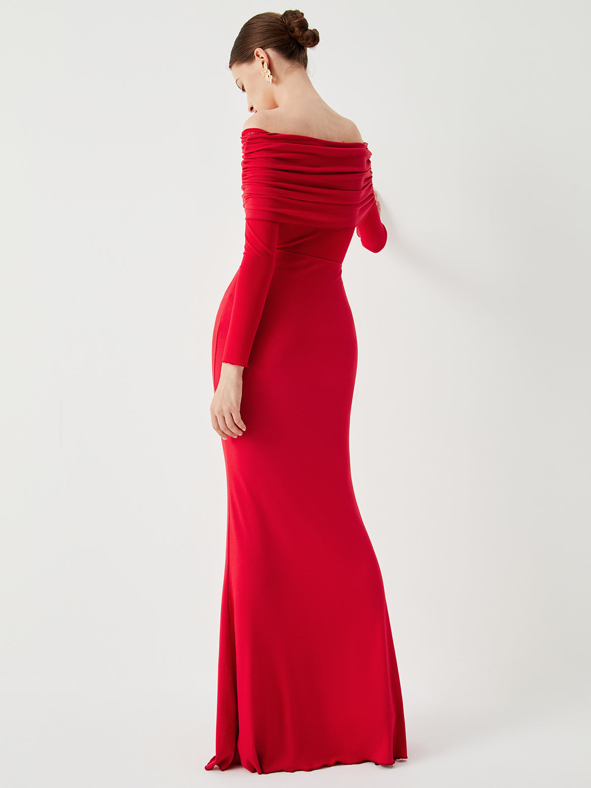 Halbtransparentes, schulterfreies, langärmliges Netzkleid