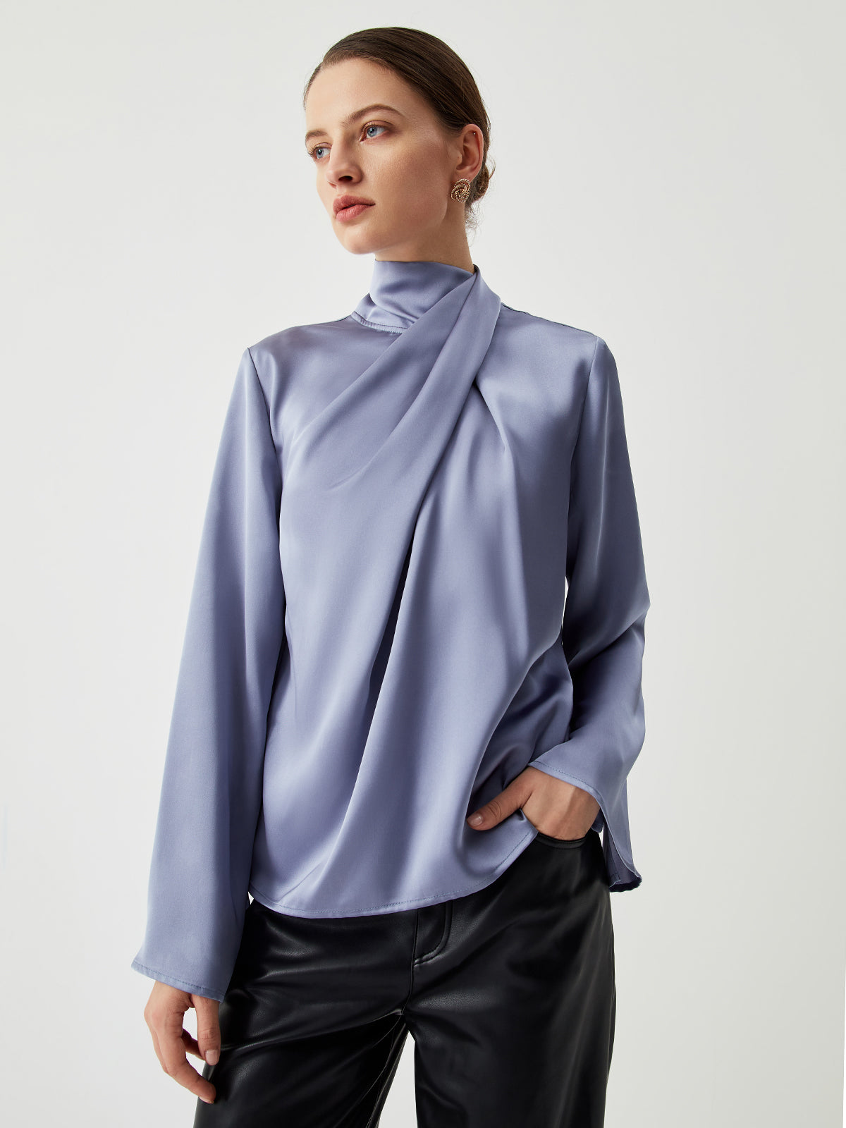 Asymmetrisk plisserad polotröja i satin