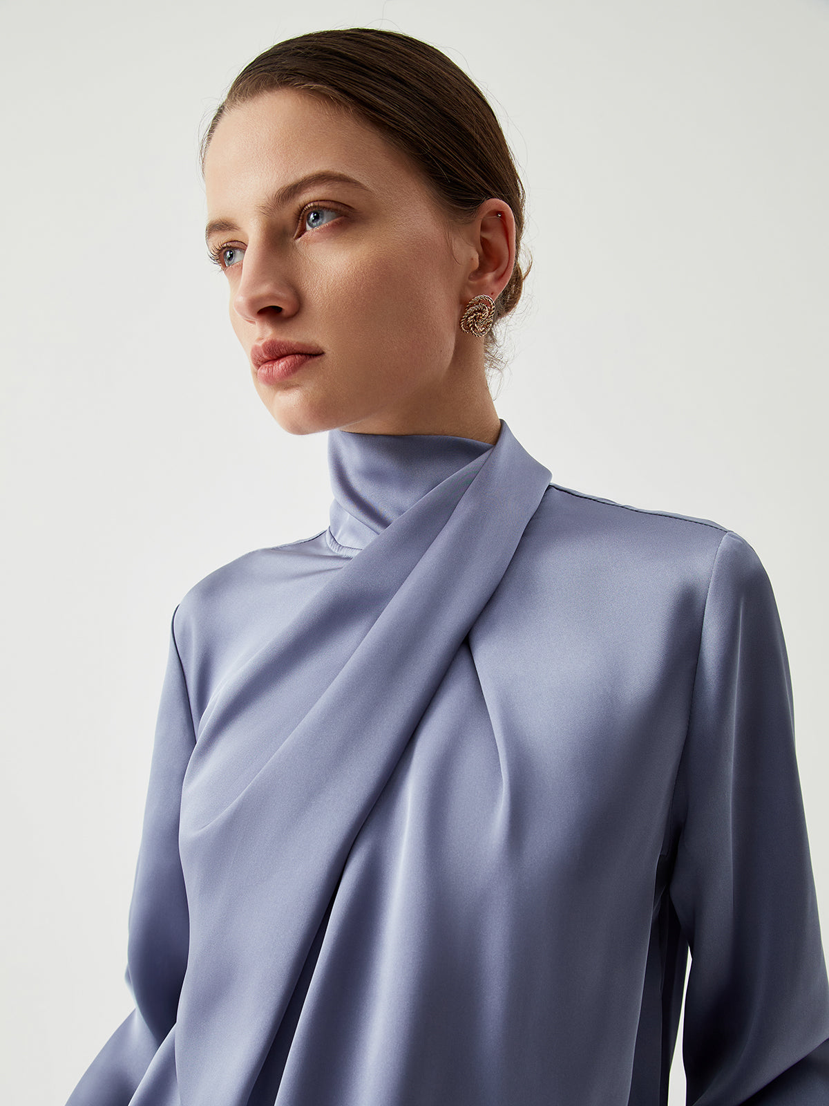 Asymmetrisk plisserad polotröja i satin