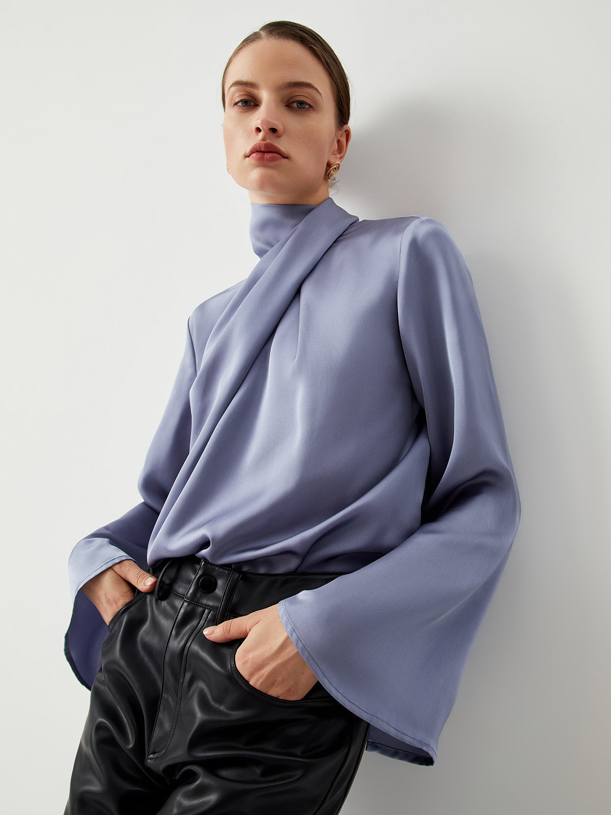 Asymmetrisk plisserad polotröja i satin