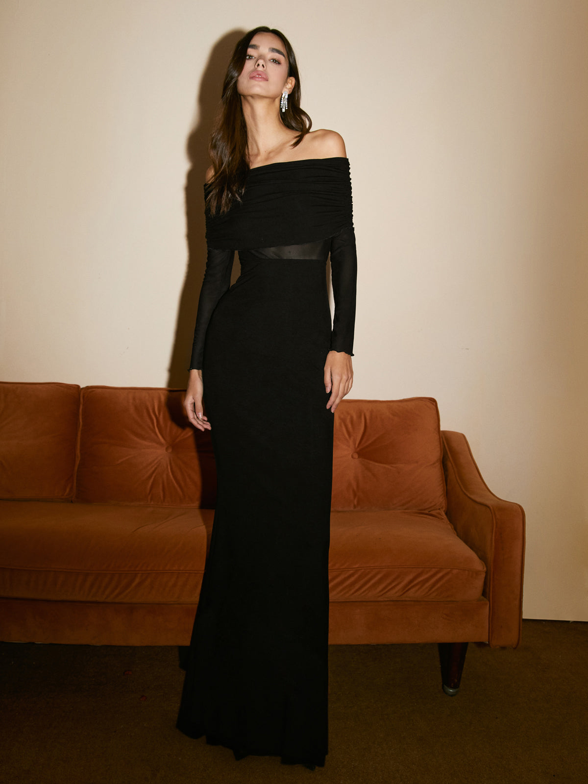 Halbtransparentes, schulterfreies, langärmliges Netzkleid