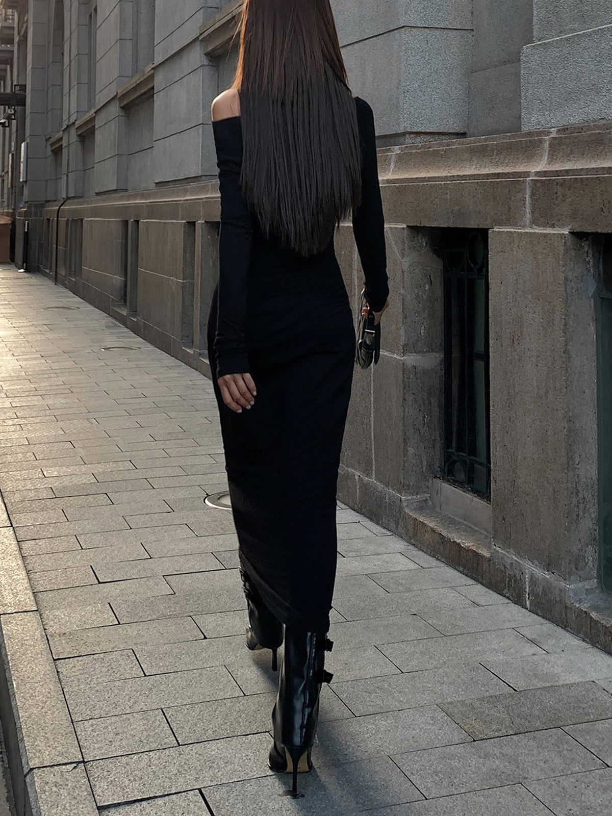 Schulterfreies, geripptes, langärmliges Strickkleid