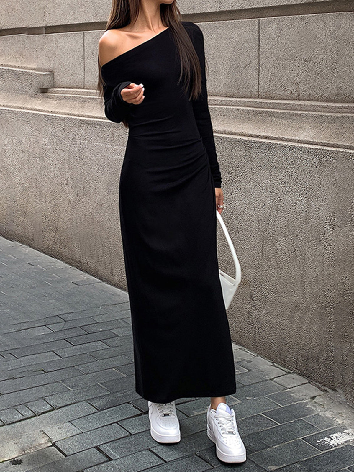 Schulterfreies, geripptes, langärmliges Strickkleid