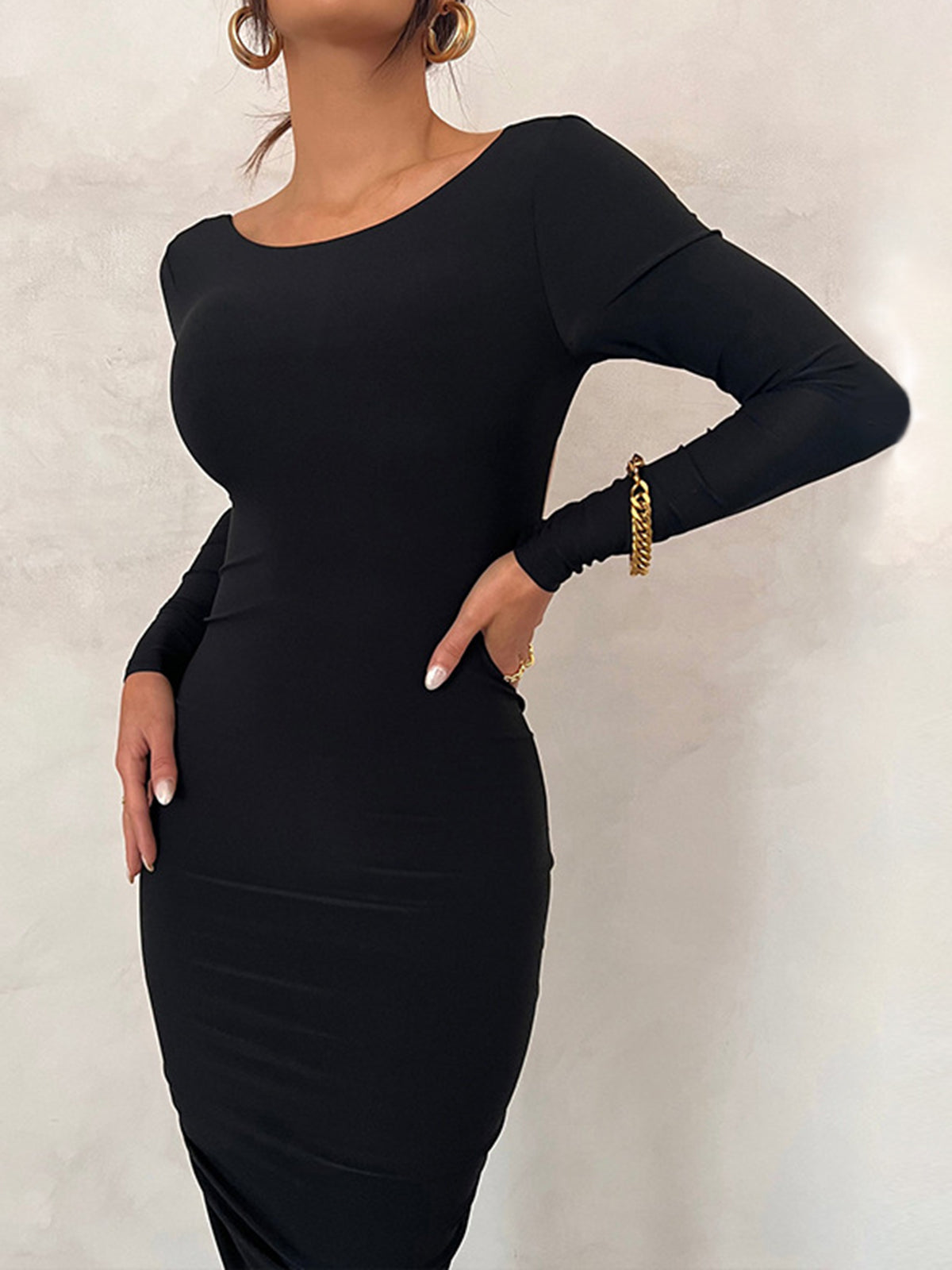 Gerüschtes Maxikleid mit offenem Rücken und langen Ärmeln