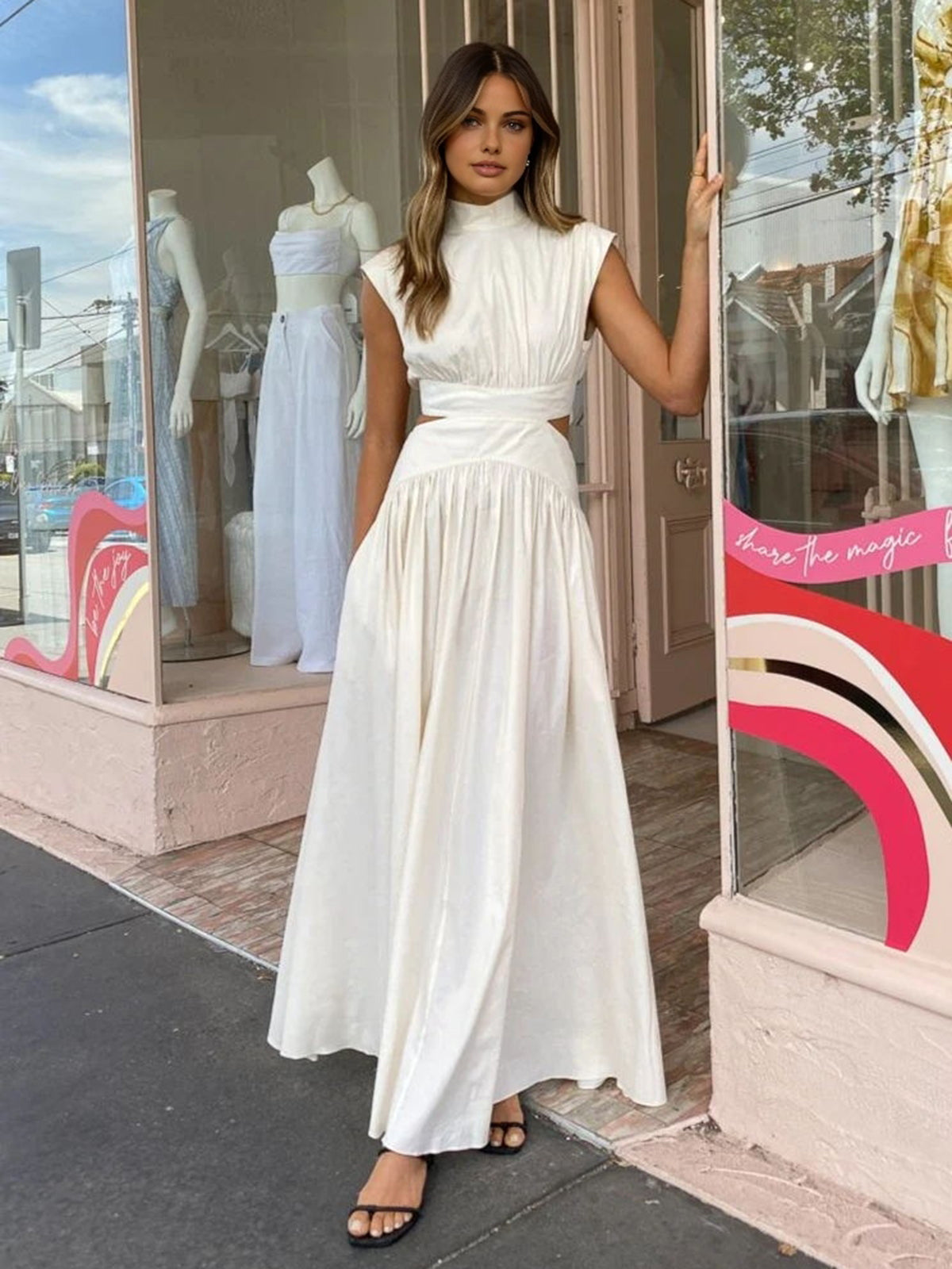 Langes Kleid mit Stehkragen und Cut-Out