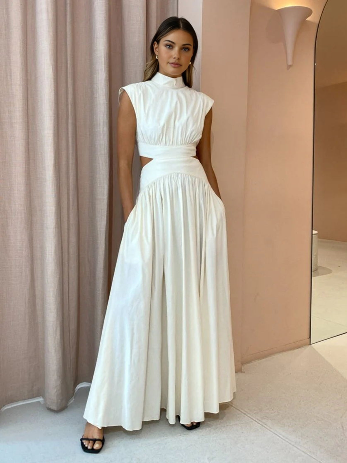 Langes Kleid mit Stehkragen und Cut-Out