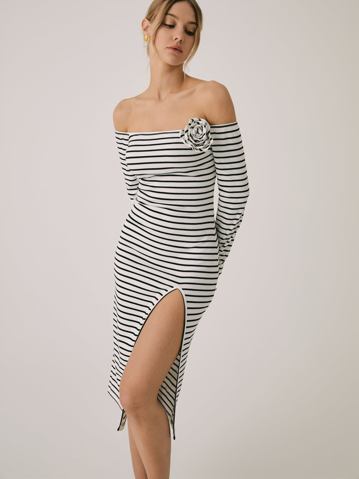 Schulterfreies Midikleid mit Rosettenschlitz