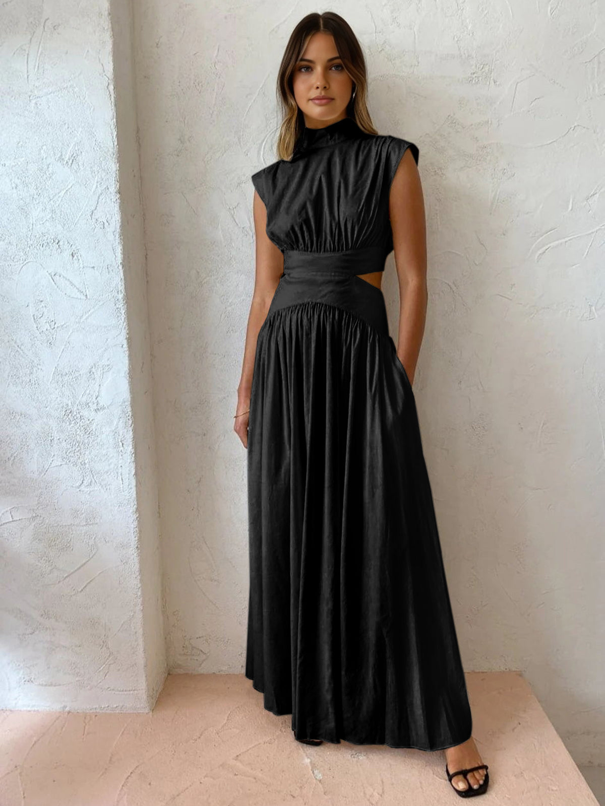 Langes Kleid mit Stehkragen und Cut-Out