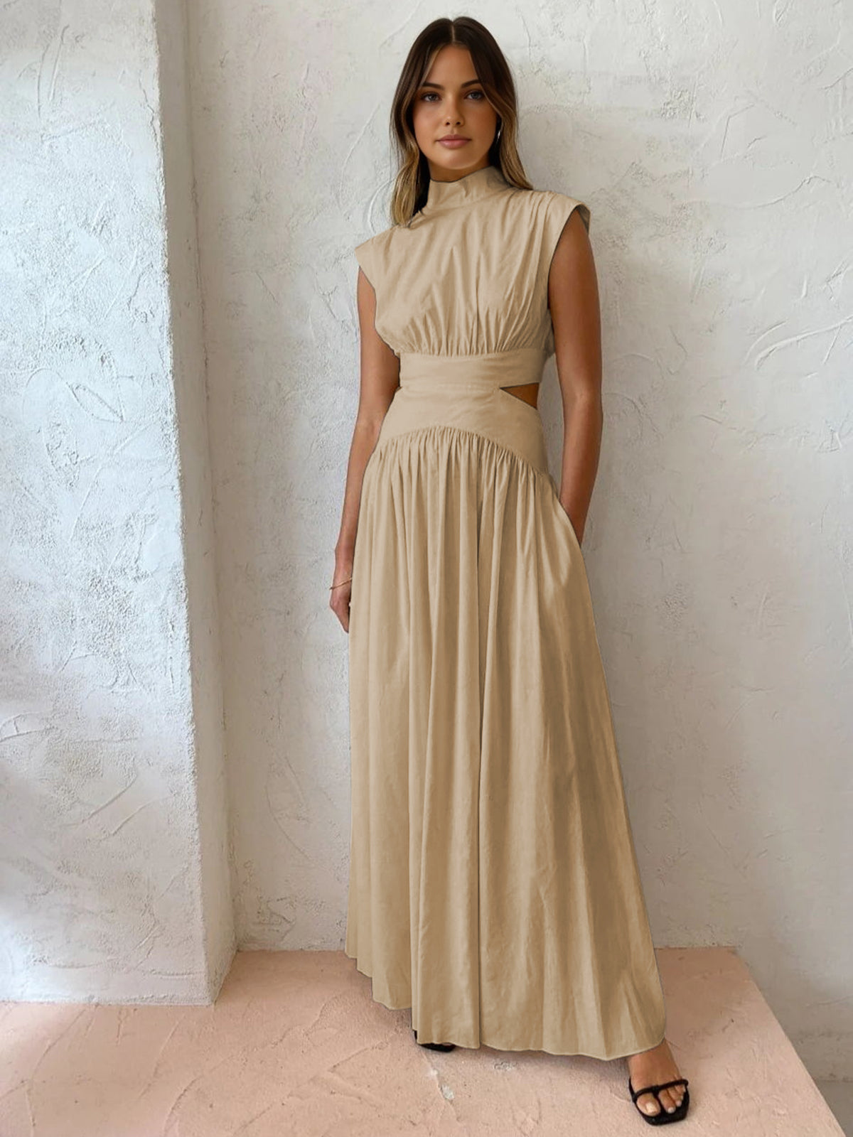 Langes Kleid mit Stehkragen und Cut-Out