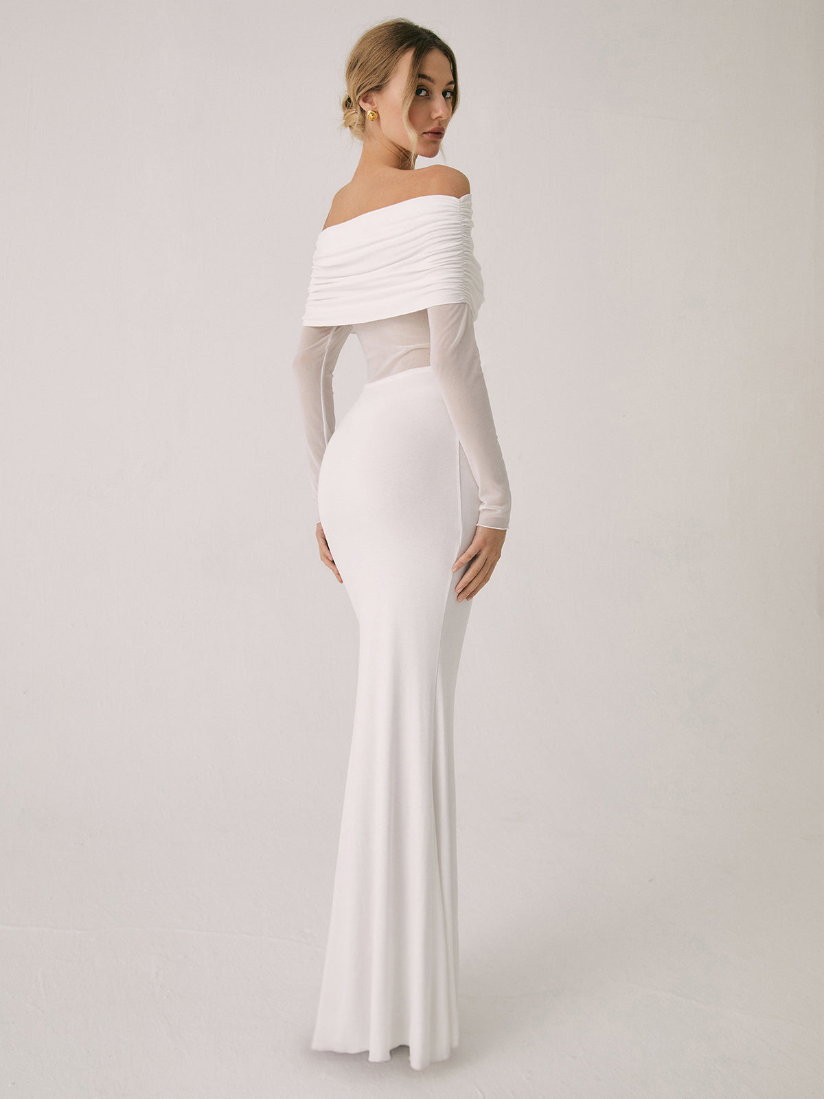 Halbtransparentes, schulterfreies, langärmliges Netzkleid
