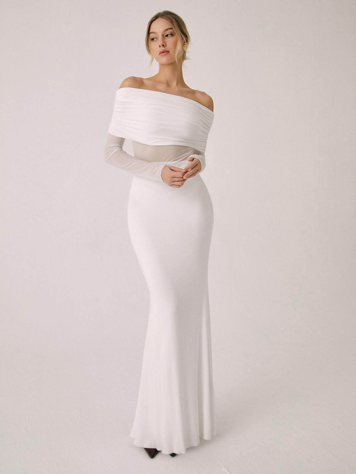 Halbtransparentes, schulterfreies, langärmliges Netzkleid