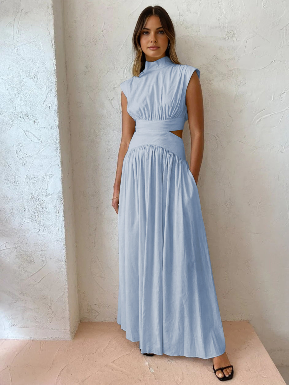 Langes Kleid mit Stehkragen und Cut-Out