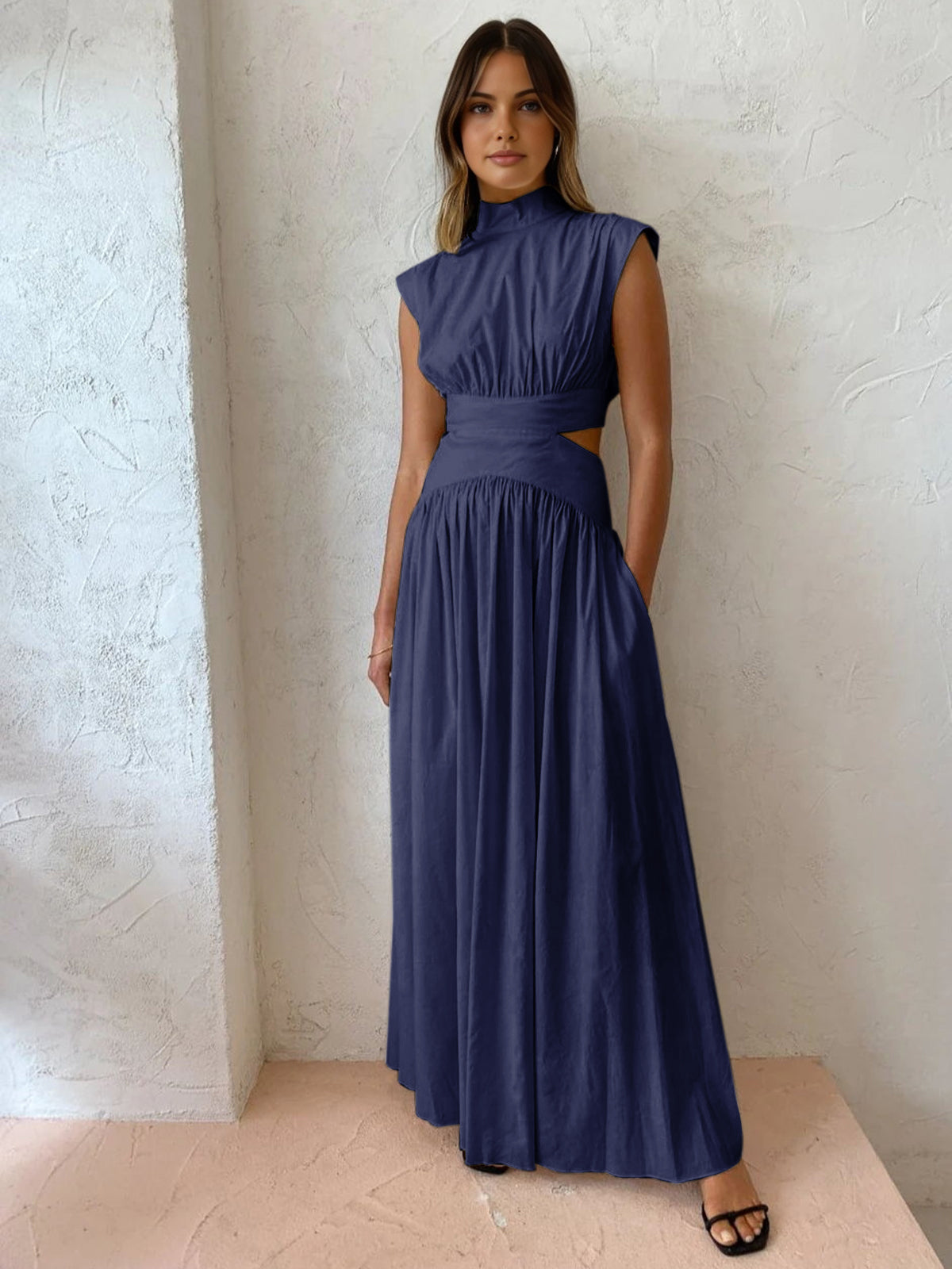 Langes Kleid mit Stehkragen und Cut-Out