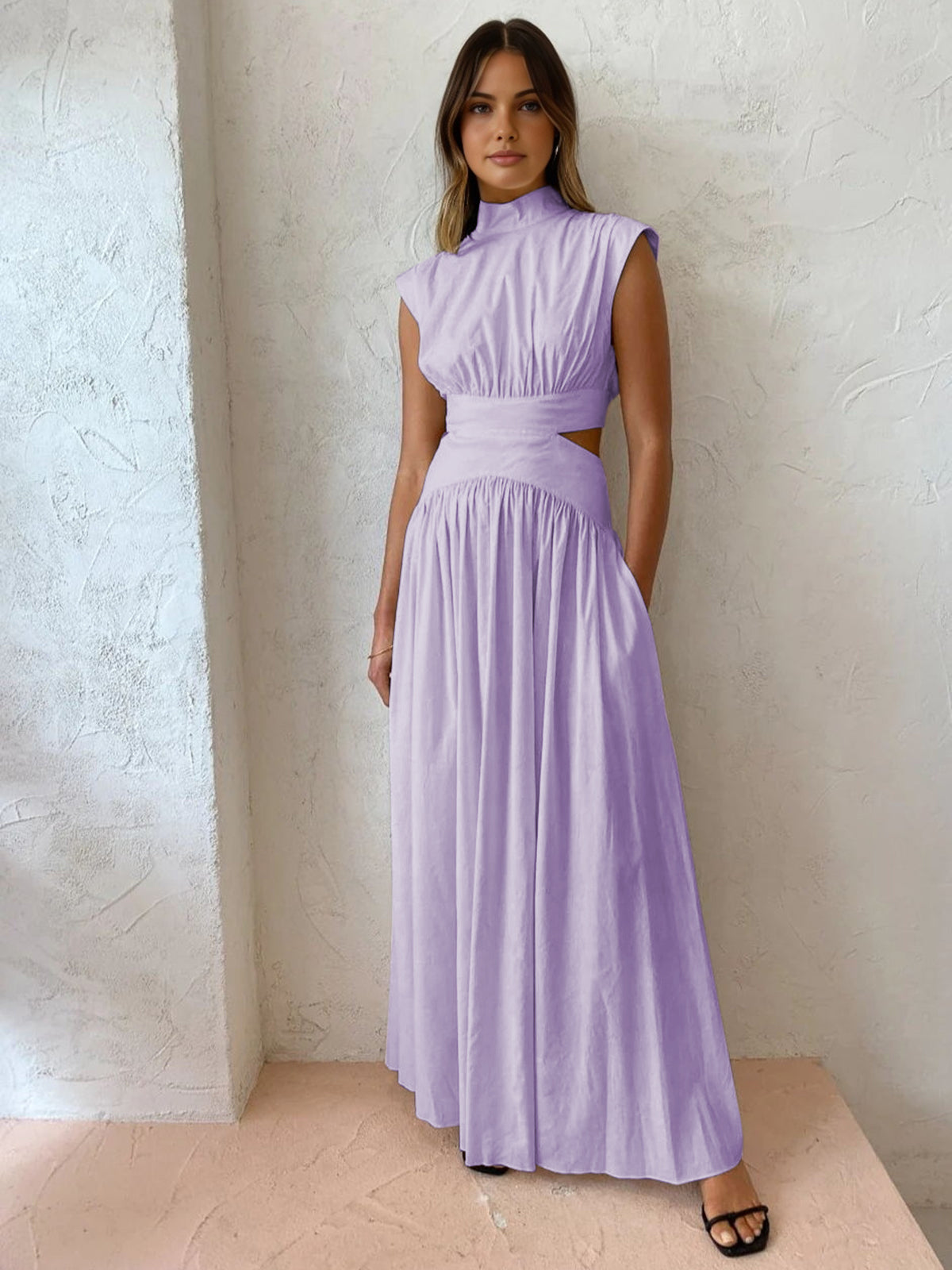 Langes Kleid mit Stehkragen und Cut-Out
