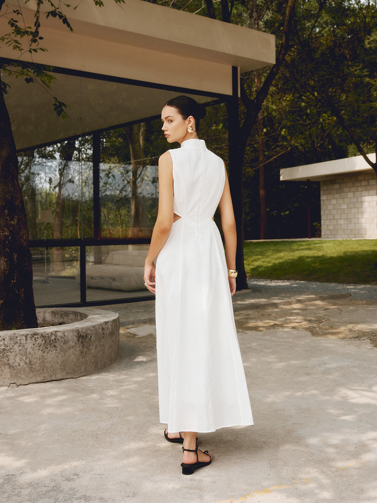 Elegantes langes Kleid aus Baumwolle und Leinen mit Ausschnitten