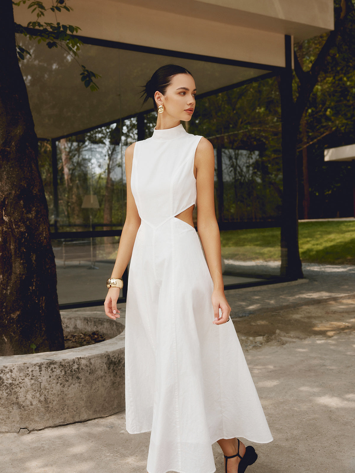 Elegantes langes Kleid aus Baumwolle und Leinen mit Ausschnitten