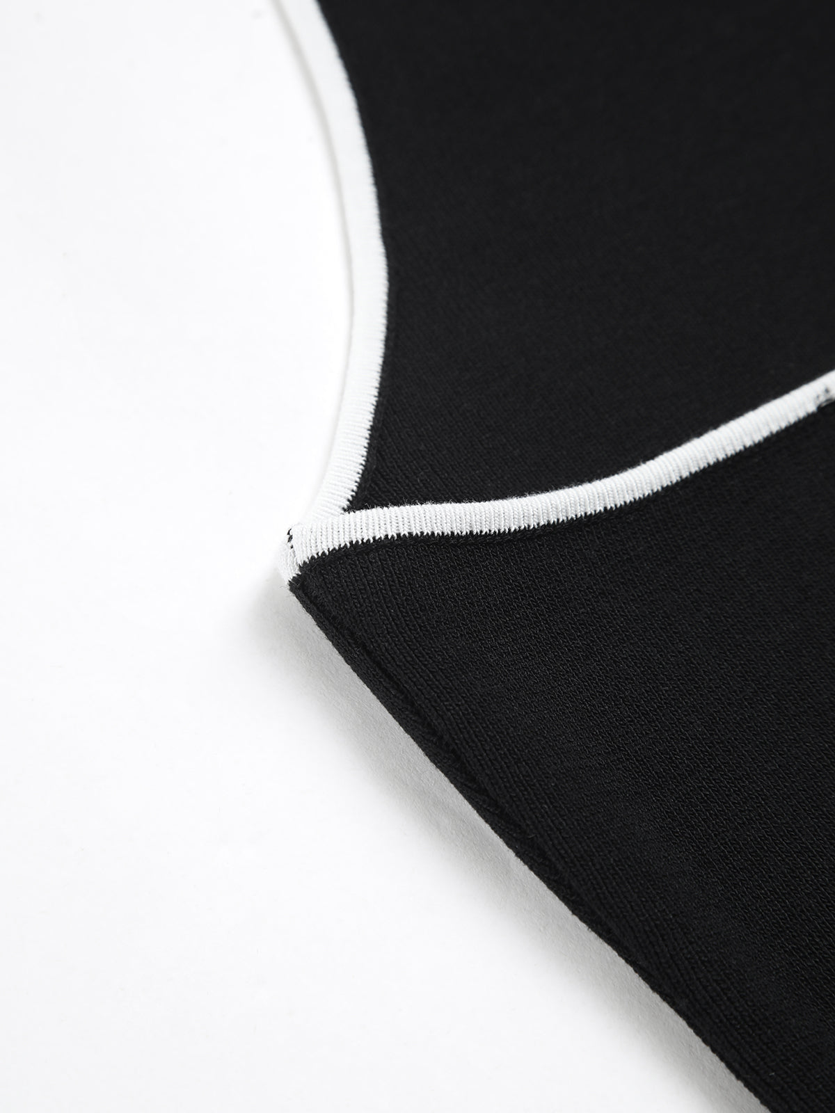 Strickoberteil mit offenem Rücken und Kontrastbesatz