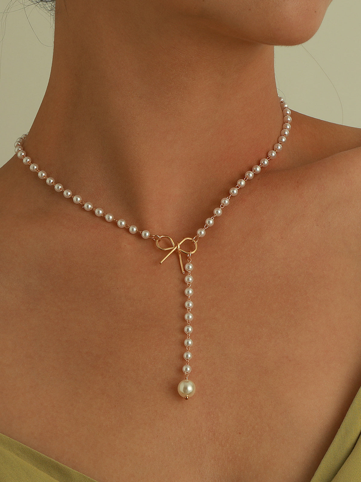 Halsband med pärlhänge och rosett