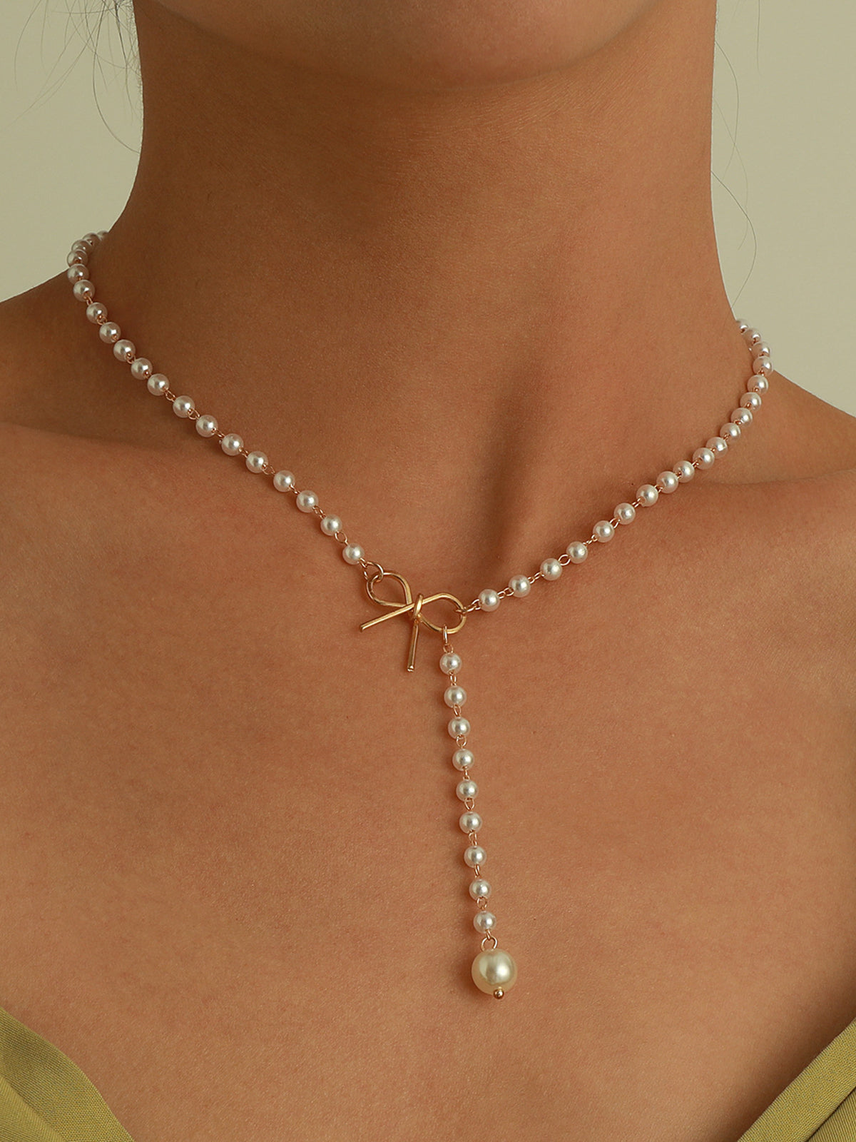 Halsband med pärlhänge och rosett
