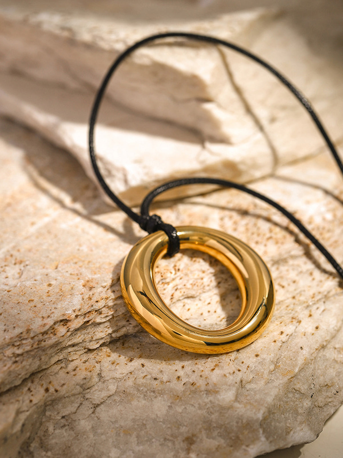 Goldene Halskette mit rundem Anhänger