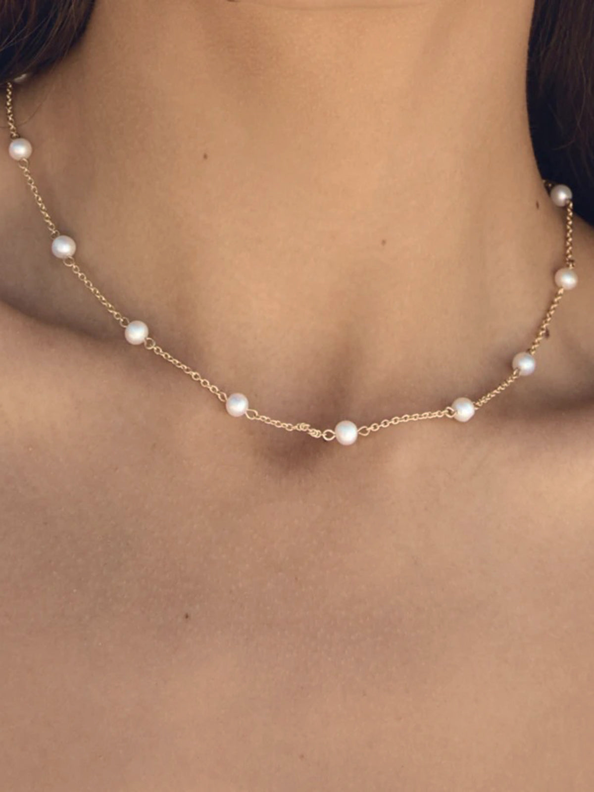 Pärlhalsband med gyllene kedja