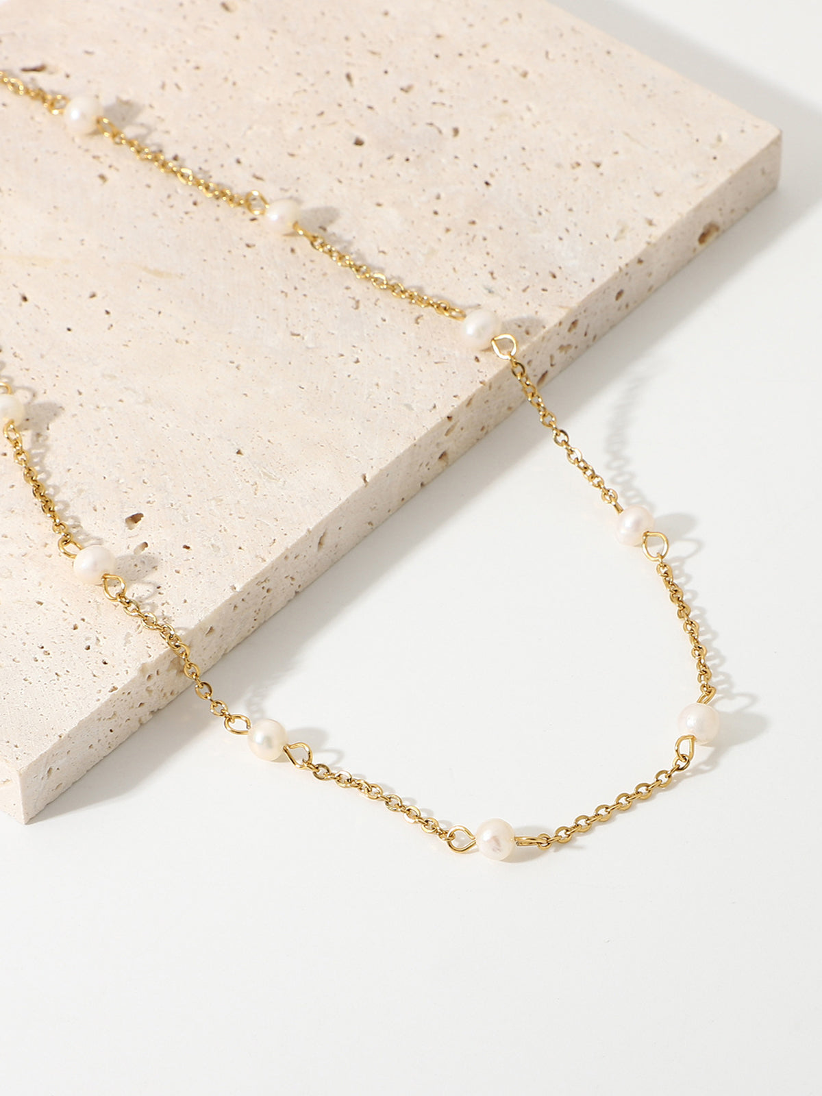 Pärlhalsband med gyllene kedja