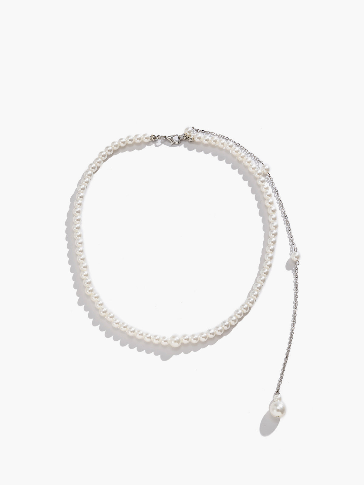 Halsband med pärlmotiv och tofsar