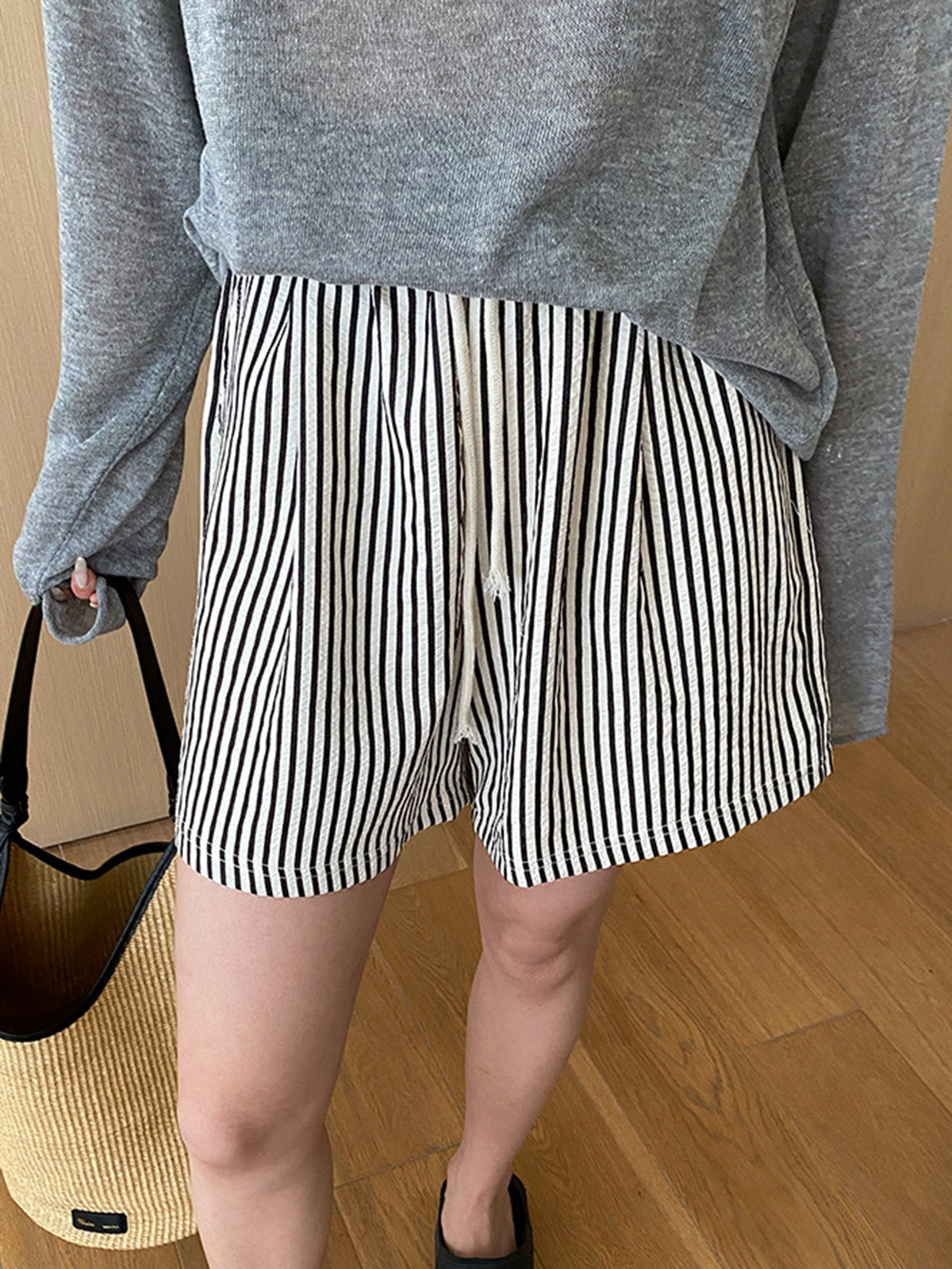 Vielseitige Shorts mit Nadelstreifen und Kordelzug