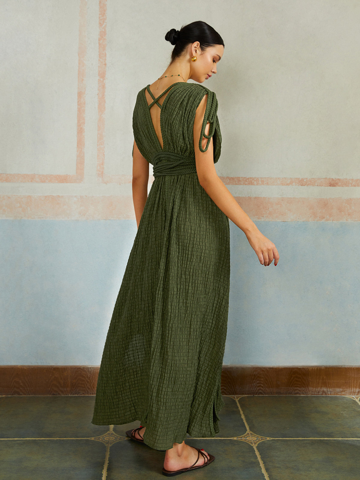 Lässiges, langes Plisseekleid mit Gürtel