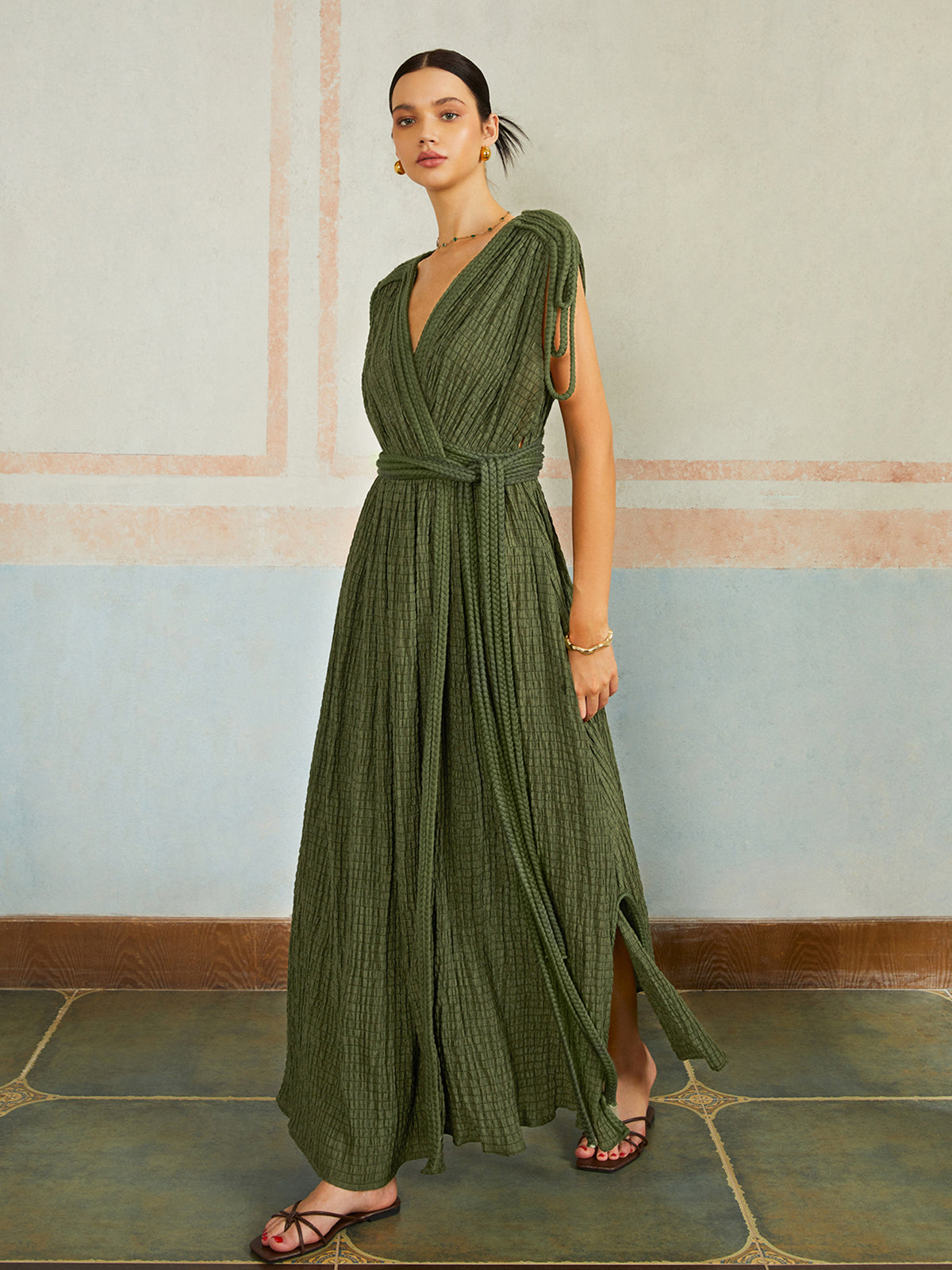 Lässiges, langes Plisseekleid mit Gürtel