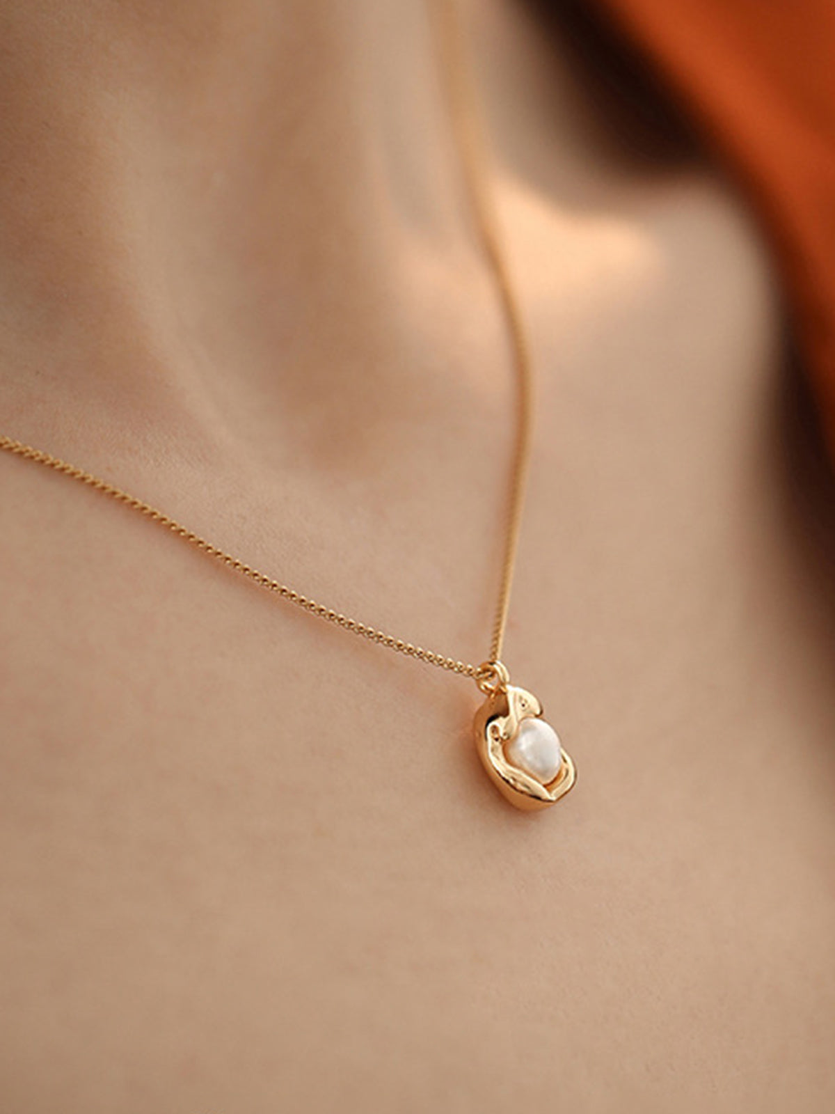 Halsband med gyllene dekorpärlor