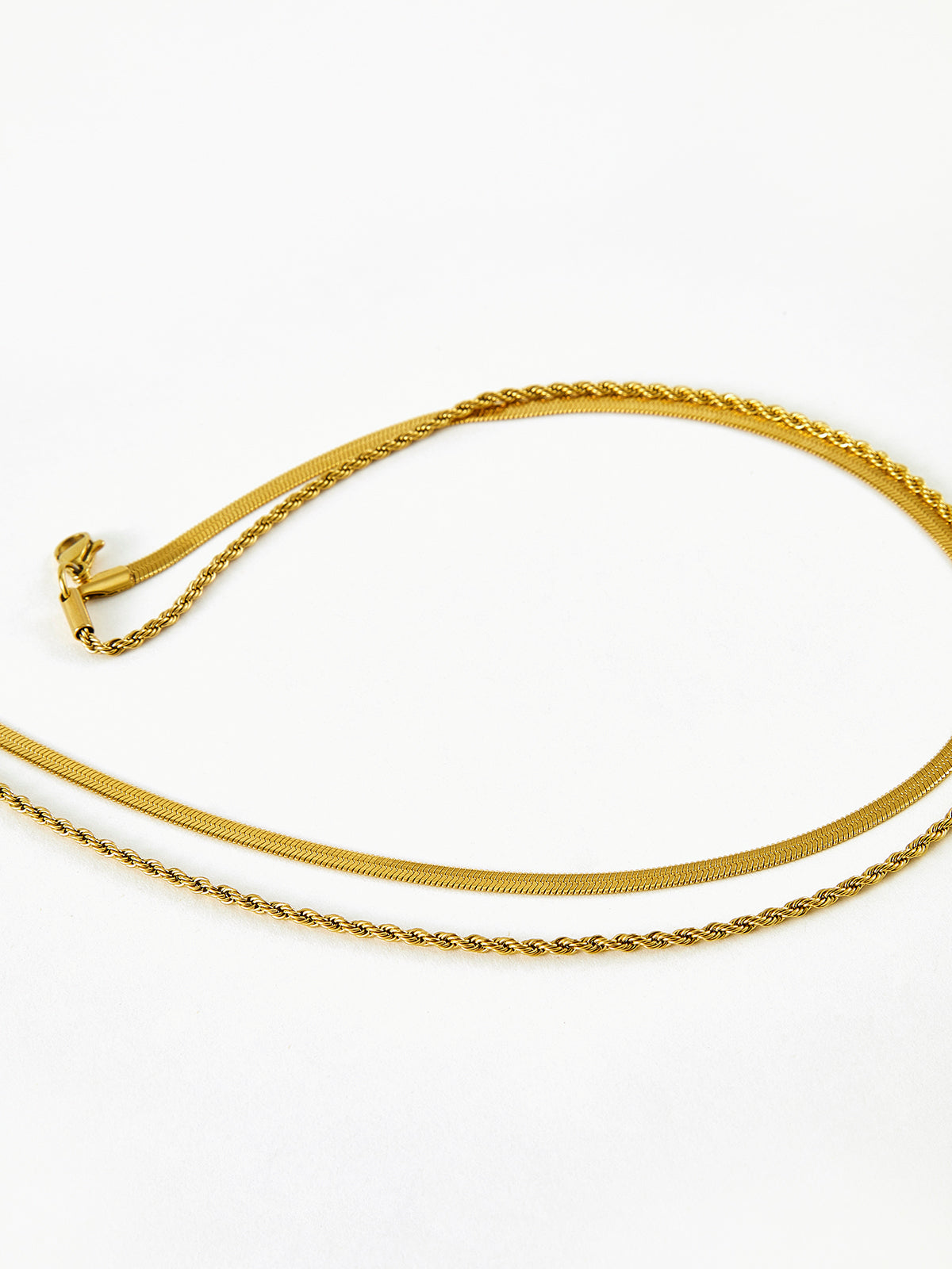 Halsband med dubbla lager av orm- och twistkedjor