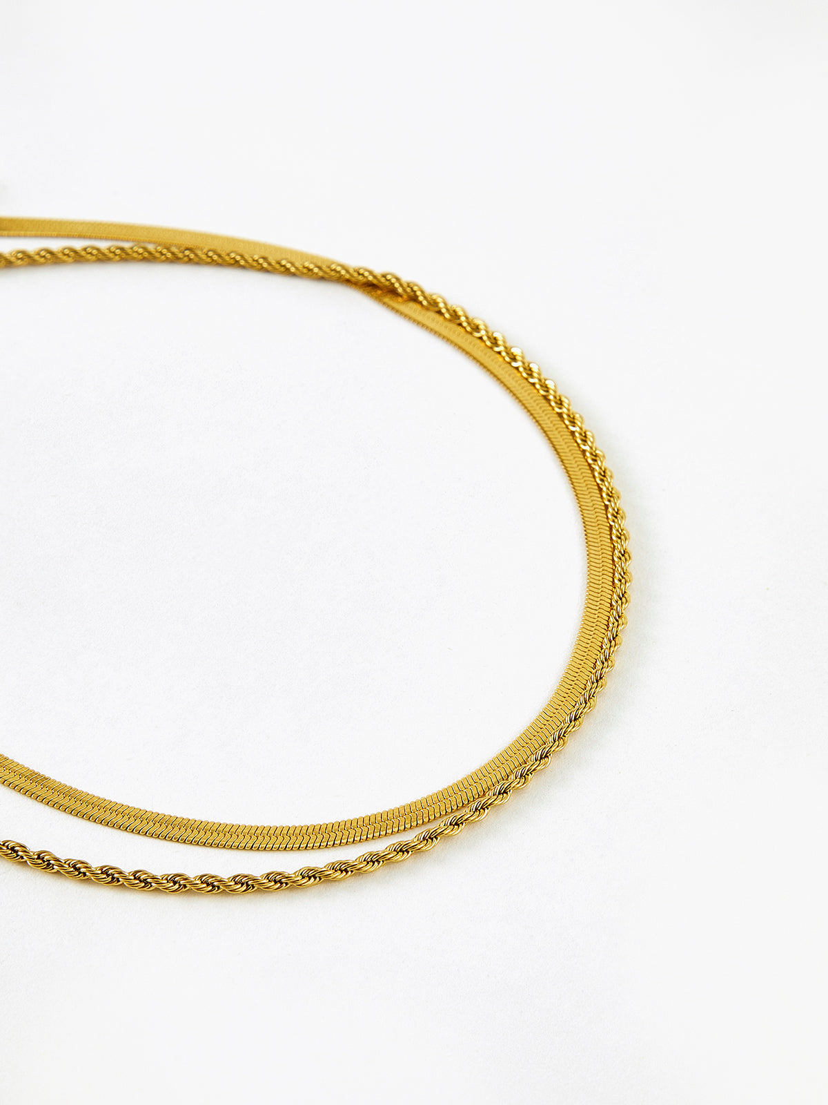 Halsband med dubbla lager av orm- och twistkedjor