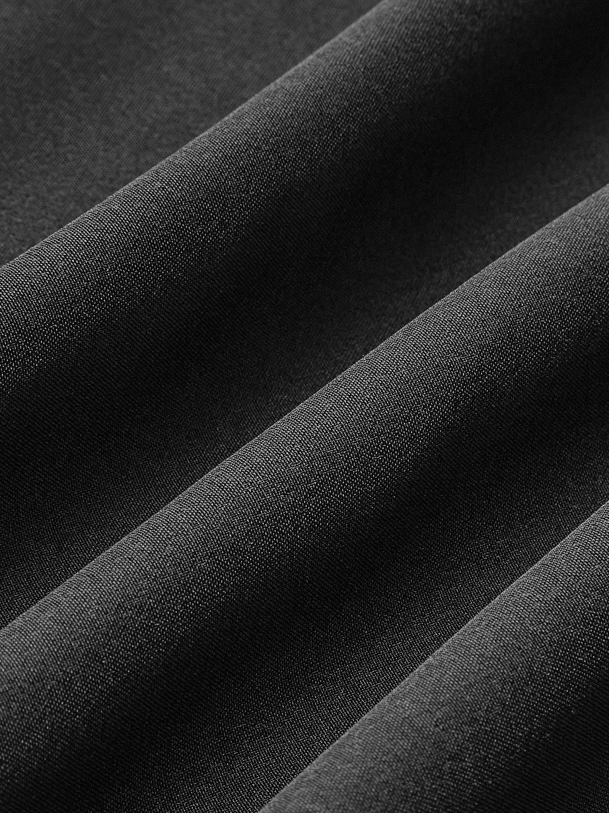 Langes Kleid mit Stehkragen und Cut-Out