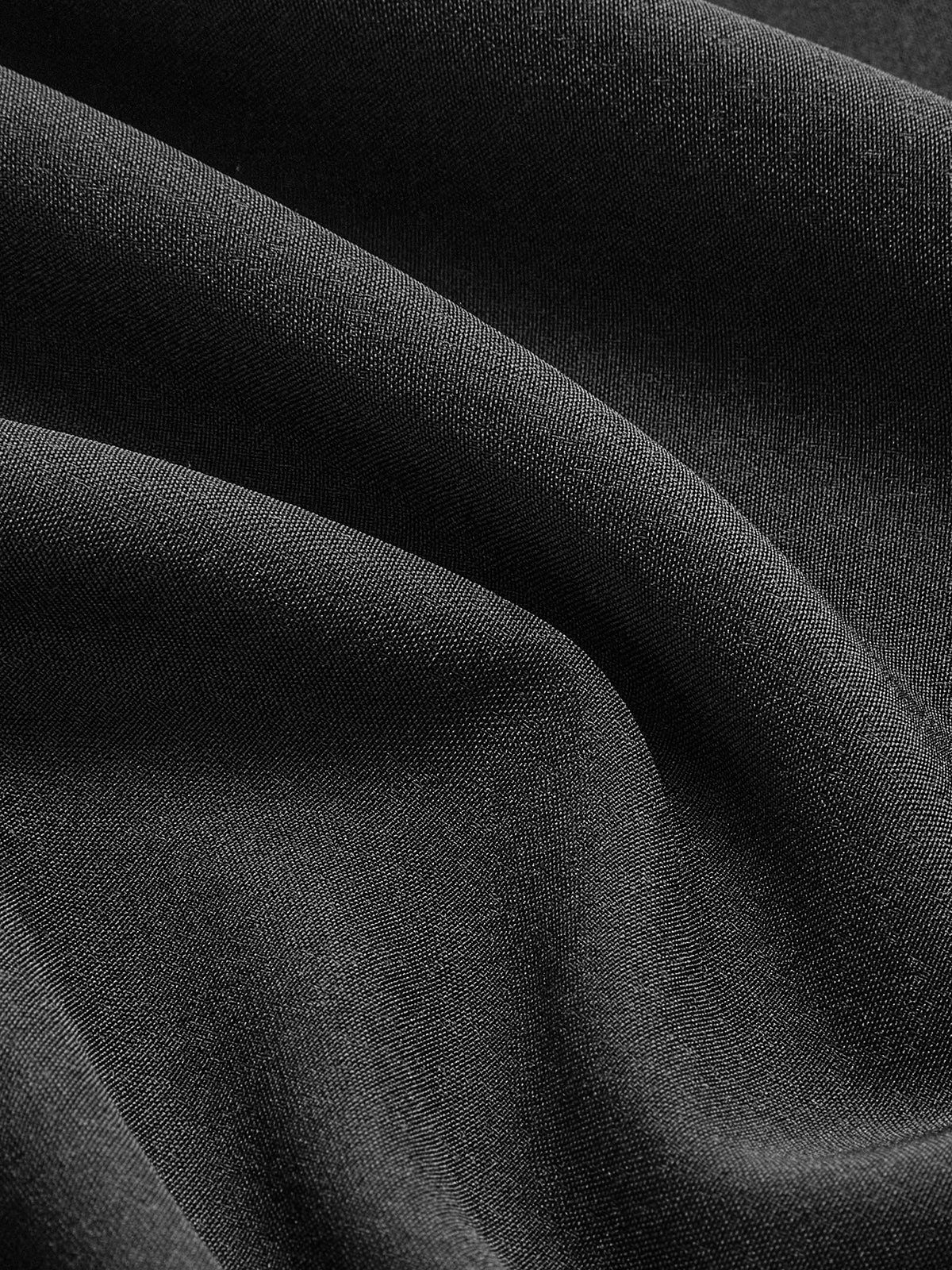 Langes Kleid mit Stehkragen und Cut-Out