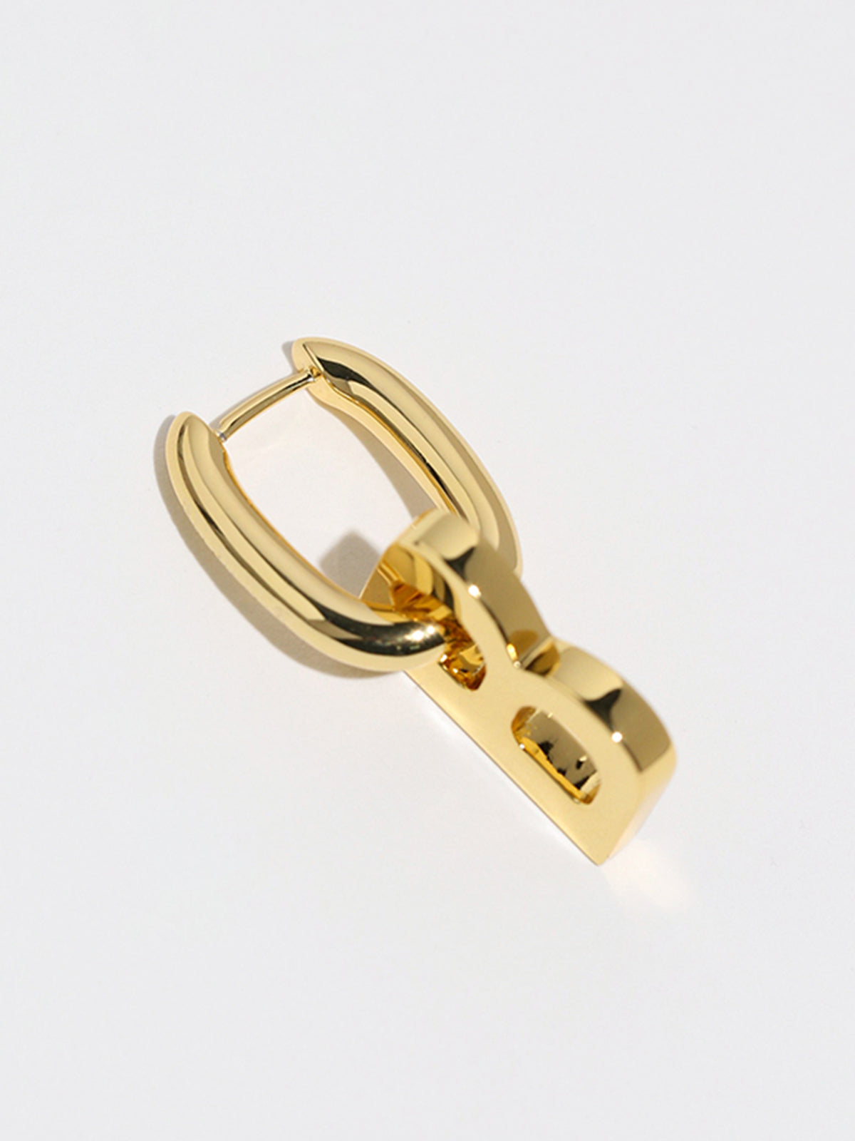Goldene Creolen mit B-Buchstaben-Anhänger
