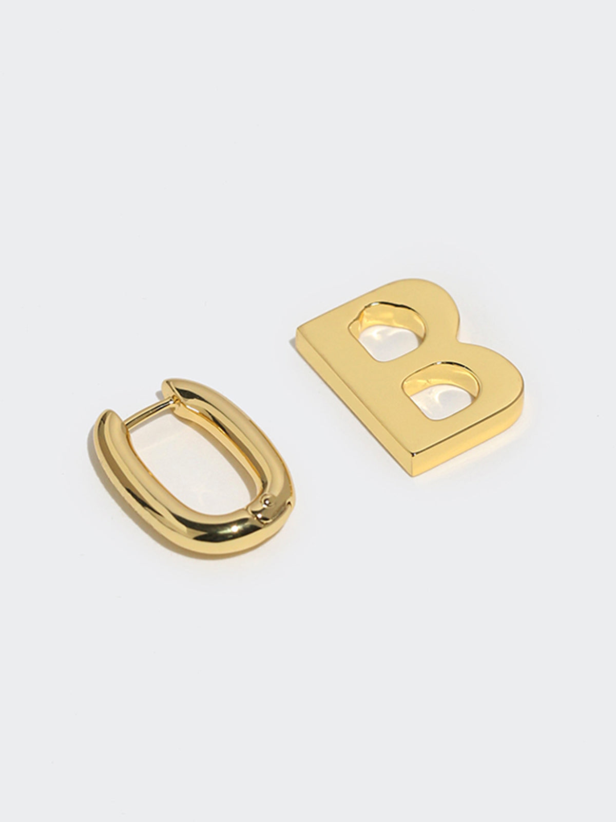 Goldene Creolen mit B-Buchstaben-Anhänger