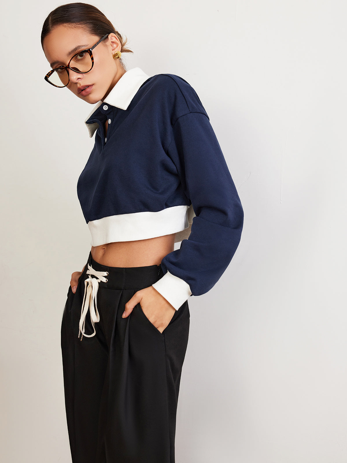 Kurzes Polo-Sweatshirt mit Patchwork