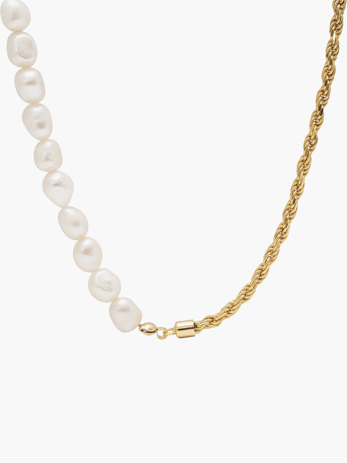 Halsband med vridet pärlmönster