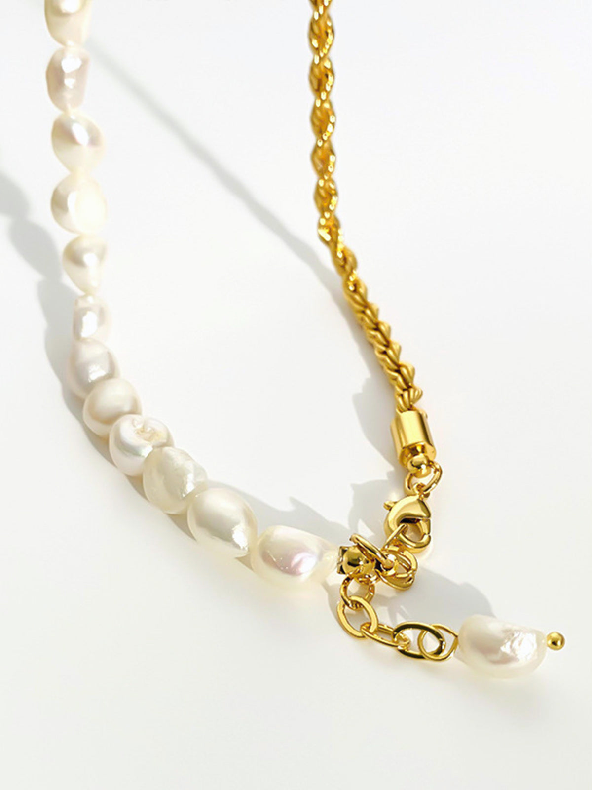 Halsband med vridet pärlmönster