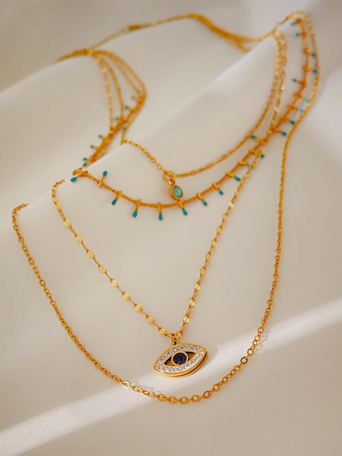 Halsband med flerskiktat strass och onda ögat-hänge