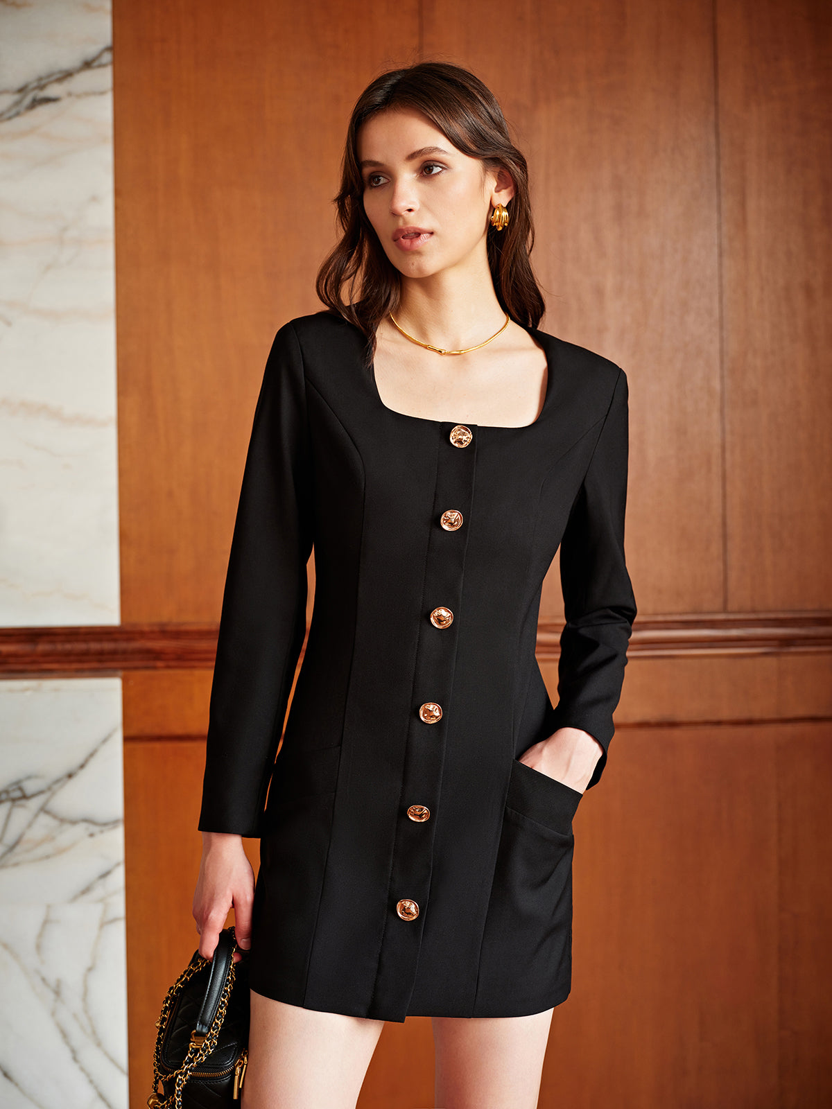 Schmales Kleid mit quadratischem Ausschnitt und Taschen